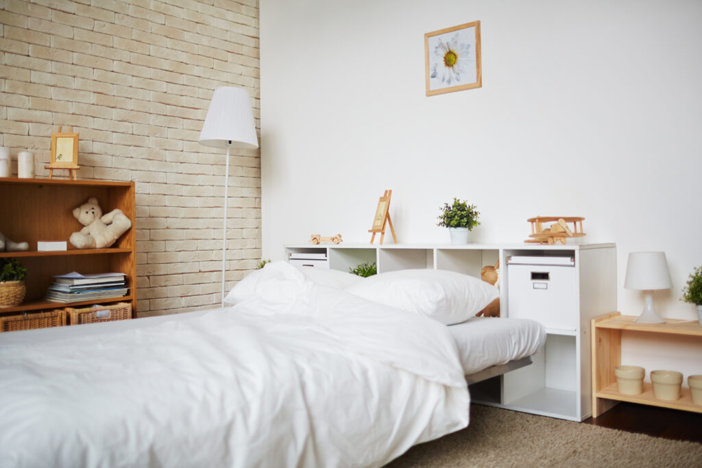 Home 2 Kamar tidur modern yang dilengkapi dengan produk elektronik lampu